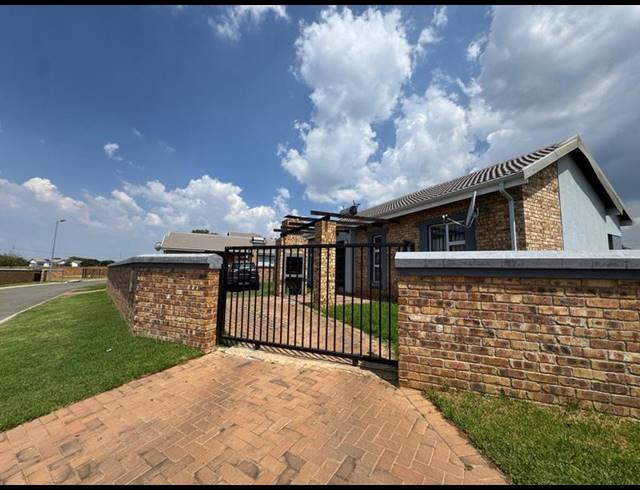 4 BEDROOM CLUSTER FOR SALE IN ROSEACRE